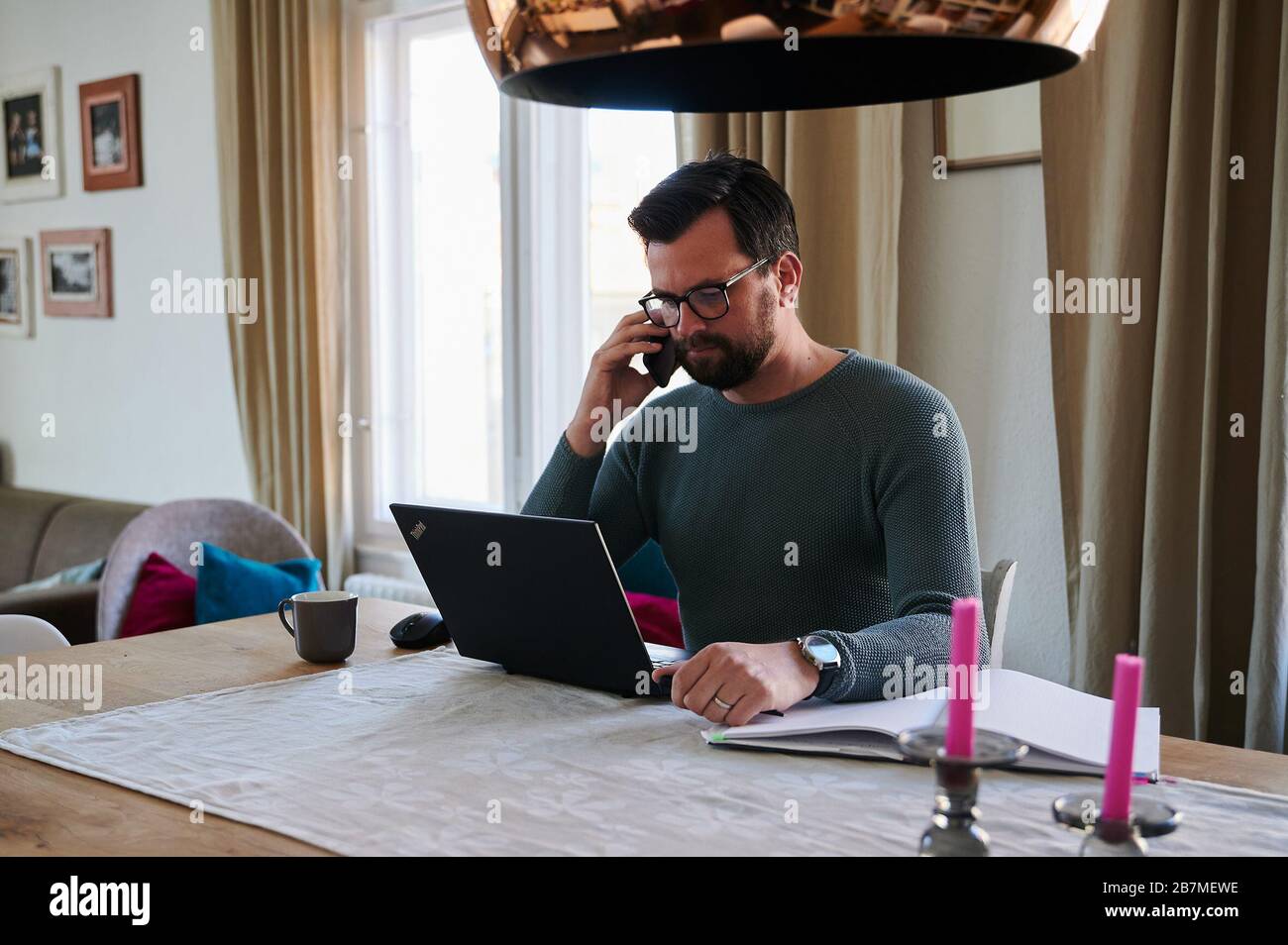 Berlin, Deutschland. März 2020. Wirtschaftsjurist Andre arbeitet jetzt von zu Hause aus. Während der Koronakrise sind viele Menschen gezwungen, von zu Hause aus zu arbeiten. Entweder aufgrund von Schutzmaßnahmen des Arbeitgebers oder weil sie sich wegen Schulschluss um die Kinder kümmern müssen. Kredit: Annette Riedl / dpa-Zentralbild / ZB / dpa / Alamy Live News Stockfoto