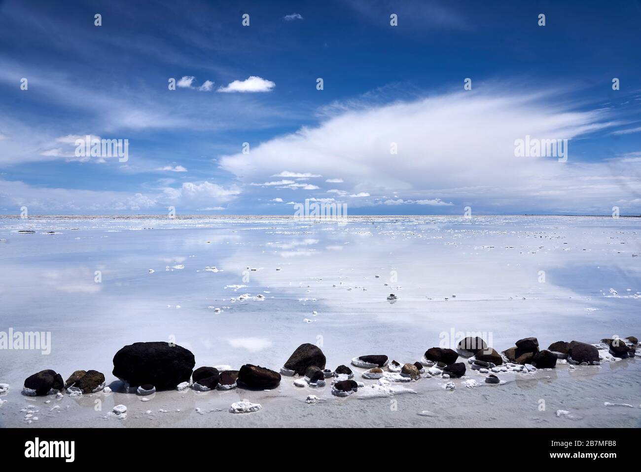 Salzstraße mit Markierungen am Salar de Uyuni Bolivia Stockfoto