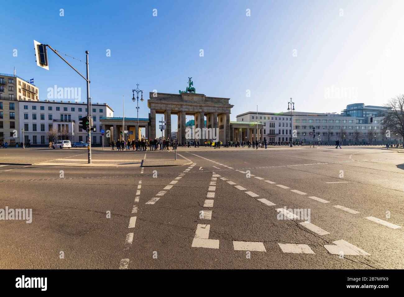 Berlin, Deutschland - 9. Februar 2020: Touristen in der Nähe der Brandenburger Tore oder des Brandenburger Tors Stockfoto
