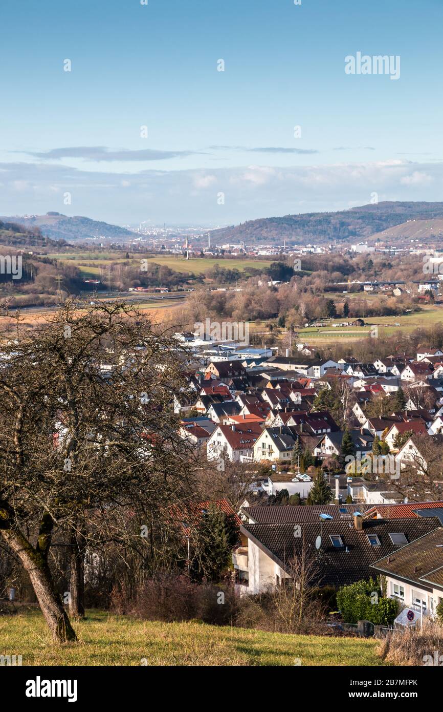 Kleines Dorf in der Mitte der deutschen Landschaft mit Hügeln, Wäldern, Feldern und Wiesen Stockfoto
