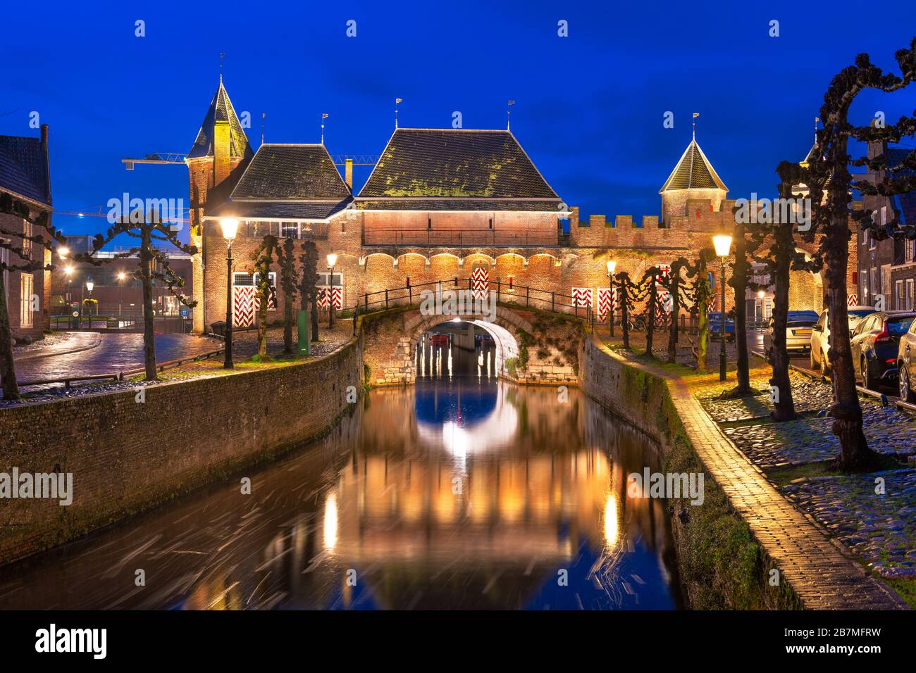 Amersfoort, Niederlande, am historischen Doppelport im Morgengrauen. Stockfoto