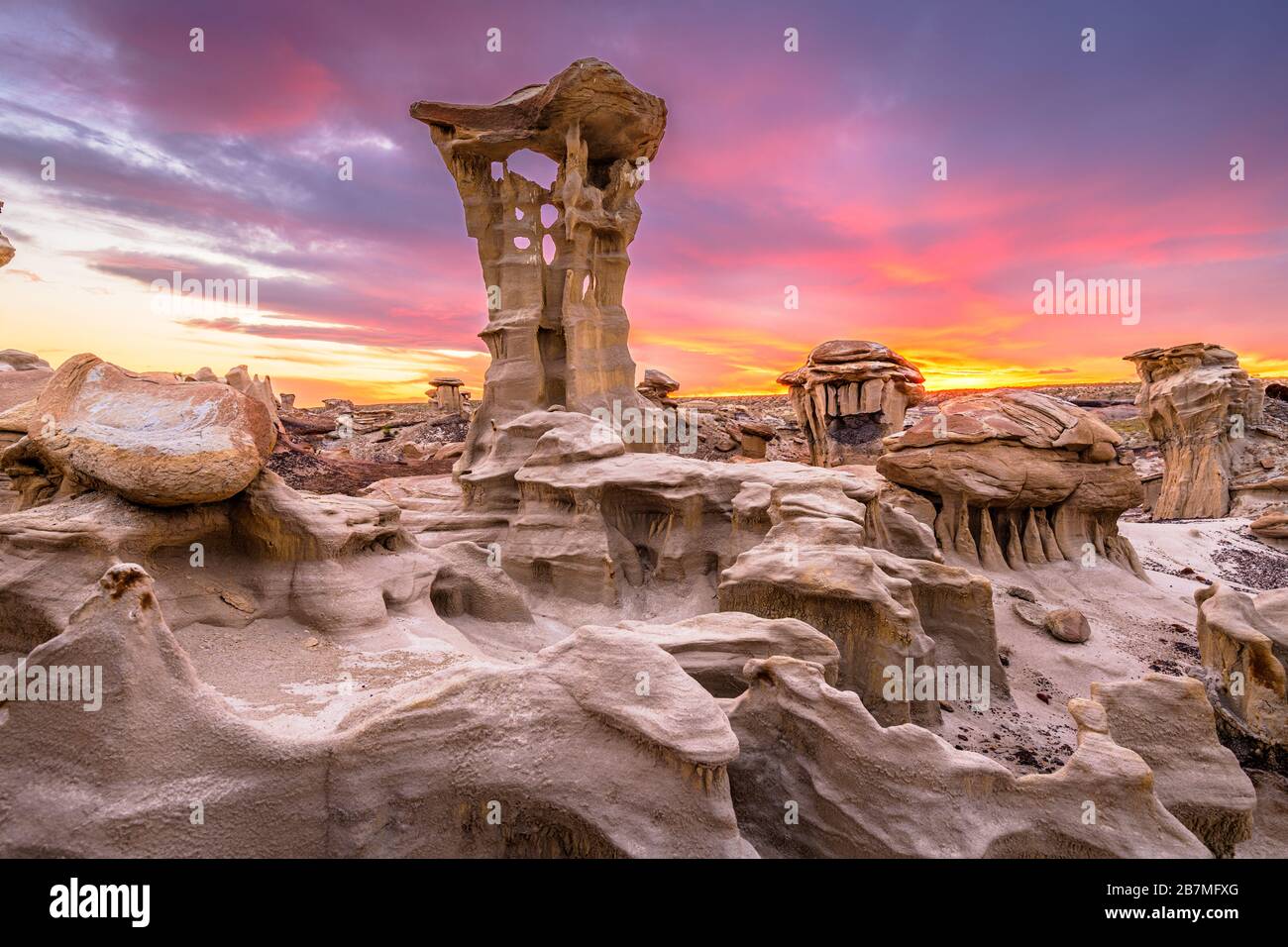 Bisti/De-Na-Zin Wilderness, New Mexico, USA bei Alien Throne nach Sonnenuntergang. Stockfoto