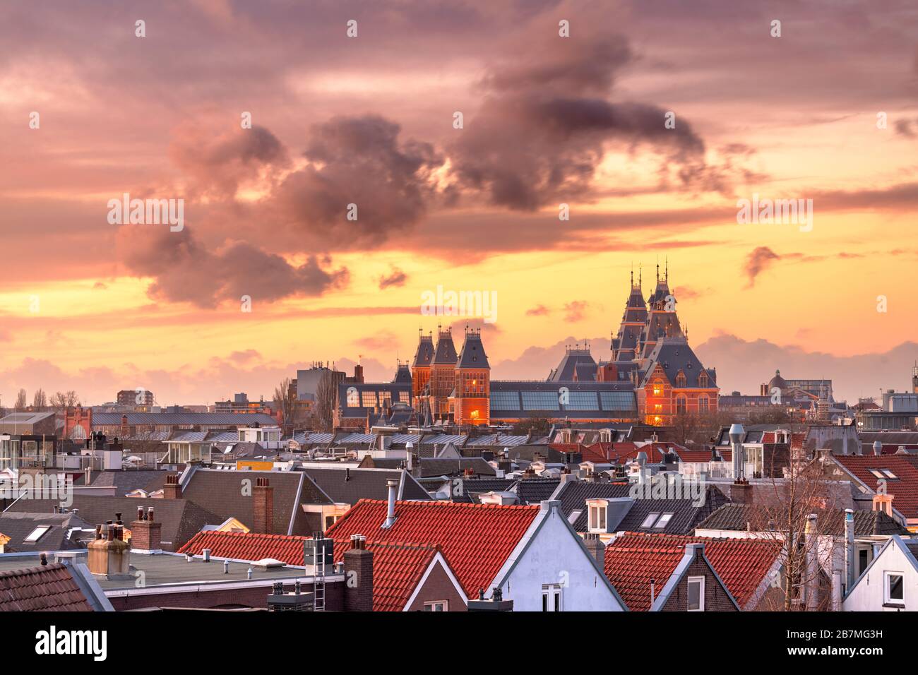 Amsterdam; Niederlande Blick auf das Stadtbild von de Pijp in der Abenddämmerung. Stockfoto