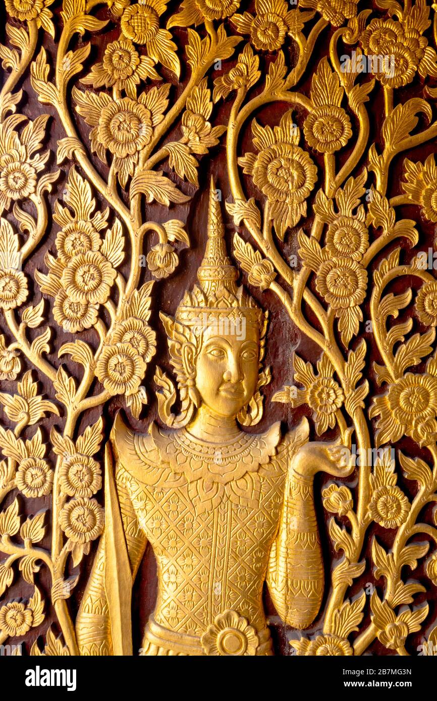 Dekoration an einer Tür des Wat Dok Kham, Chiang Mai, Thailand Stockfoto