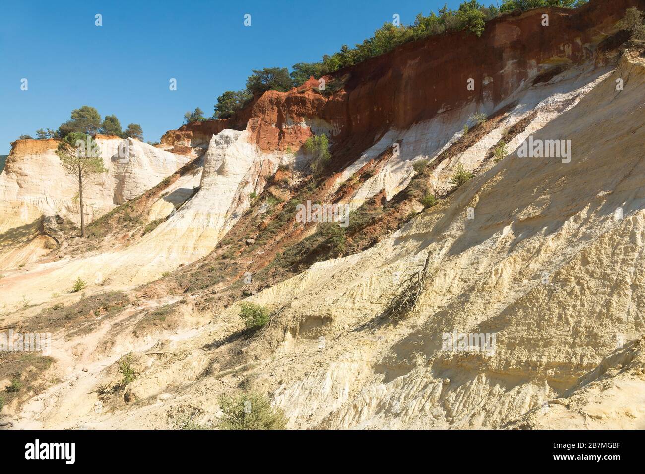 Ockererdfarben-Steinbrüche in der Nähe von Roussillon in Frankreich an einem sonnigen Tag Stockfoto