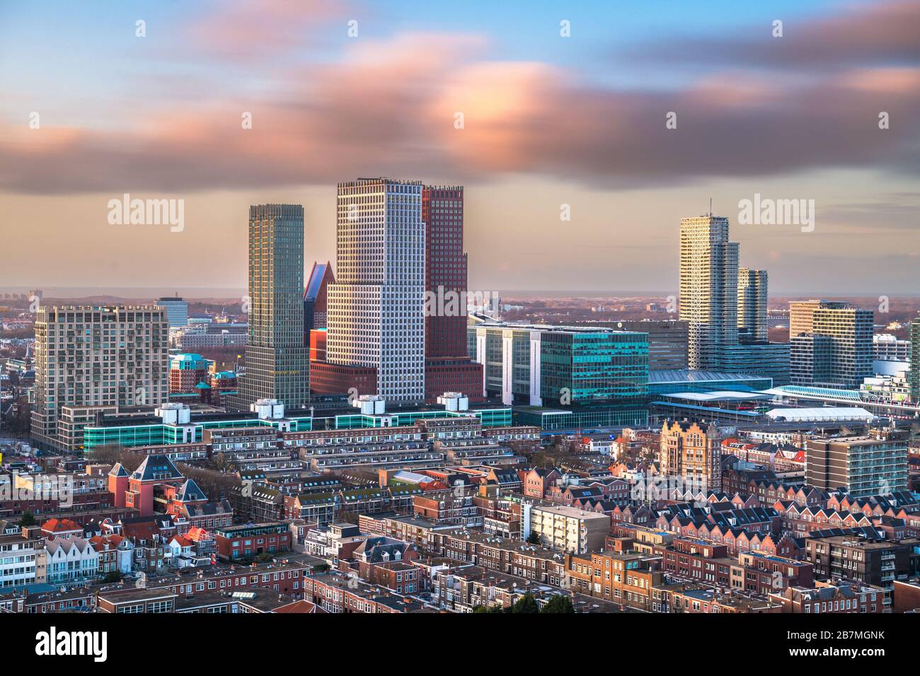 Den Haag, die Skyline der niederländischen Innenstadt bei Dämmerung. Stockfoto