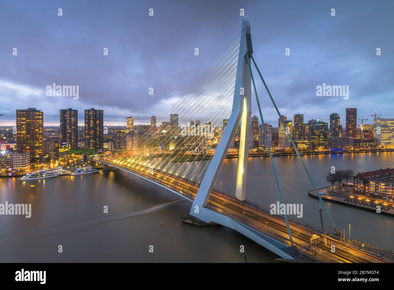 Rotterdam, Niederlande, Skyline der Stadt in der Dämmerung. Stockfoto