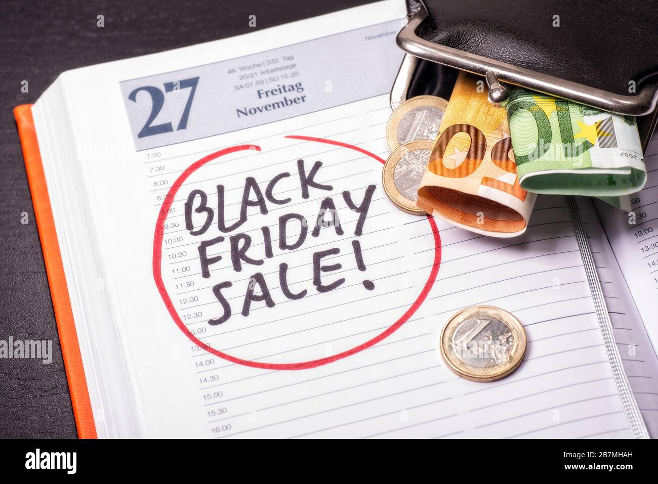 Datum für den Black Friday Sale in einem Kalender, auf dem Münzen und Banknoten vorhanden sind Stockfoto