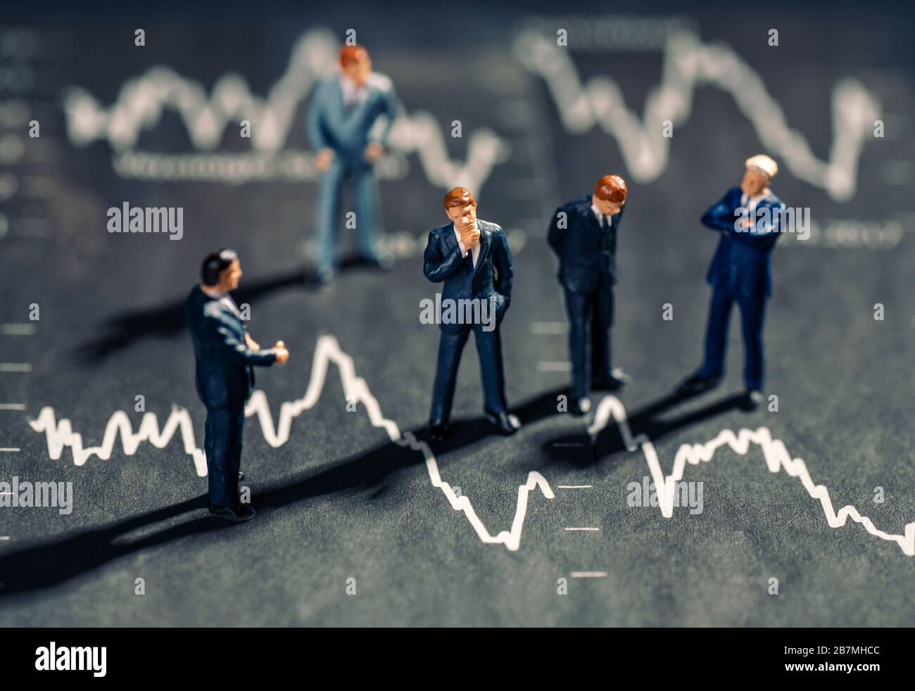 Geschäftsleute stehen mit sinkenden Aktienkursen auf den Charts Stockfoto