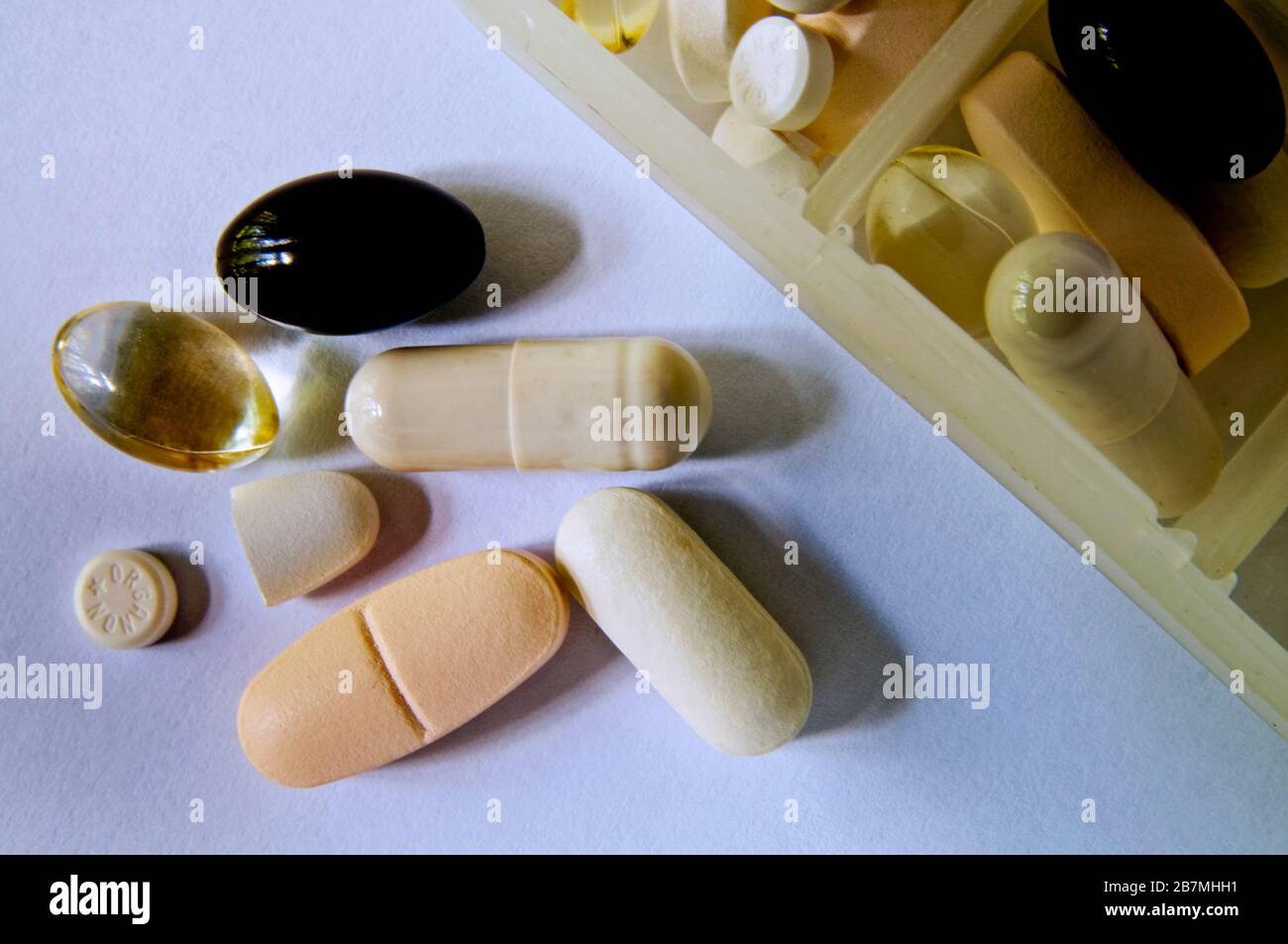 Vitamine, Medikamente und Nahrungsergänzungsmittel helfen, den Arzt fern zu halten. Stockfoto