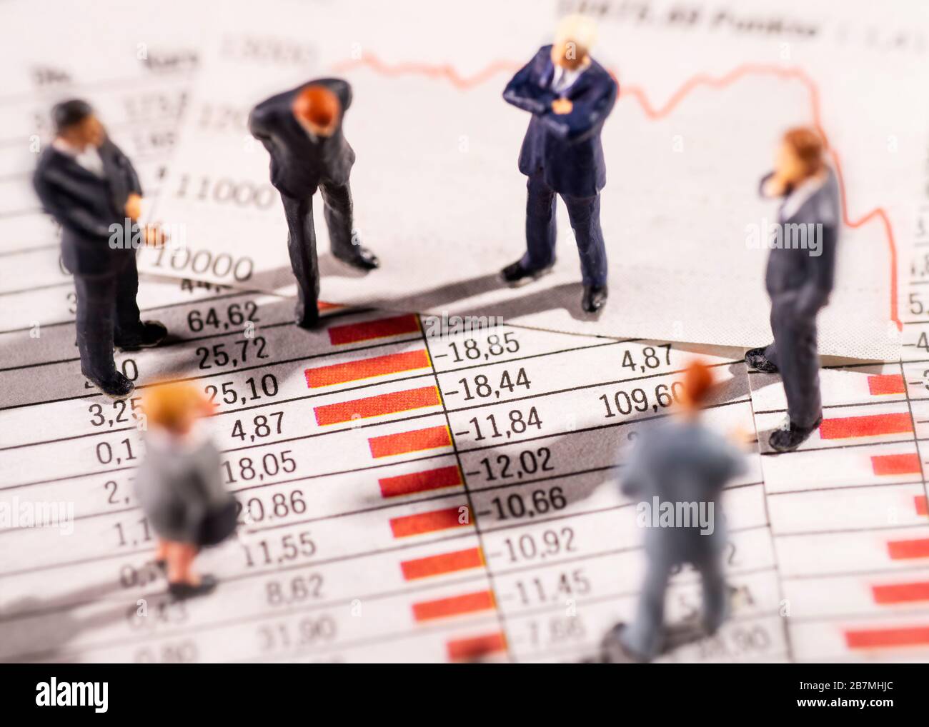 Geschäftsleute werden von Charts mit sinkenden Aktienkursen angezogen Stockfoto