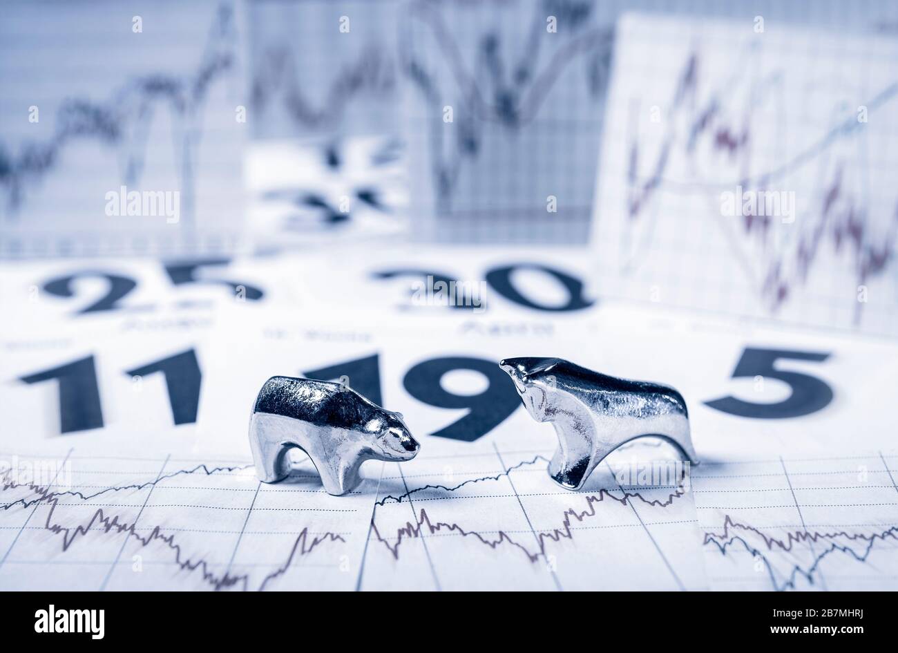 Bull and Bear, Charts mit Aktienkursen und Kalenderblättern Stockfoto