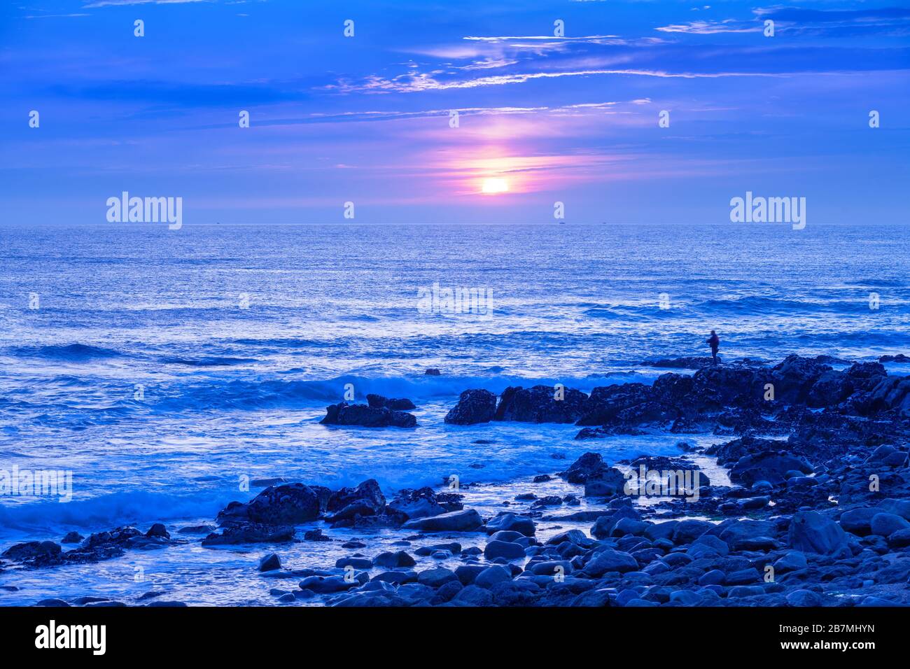 Am frühen Morgen. Sonnenaufgang über dem Meer Stockfoto
