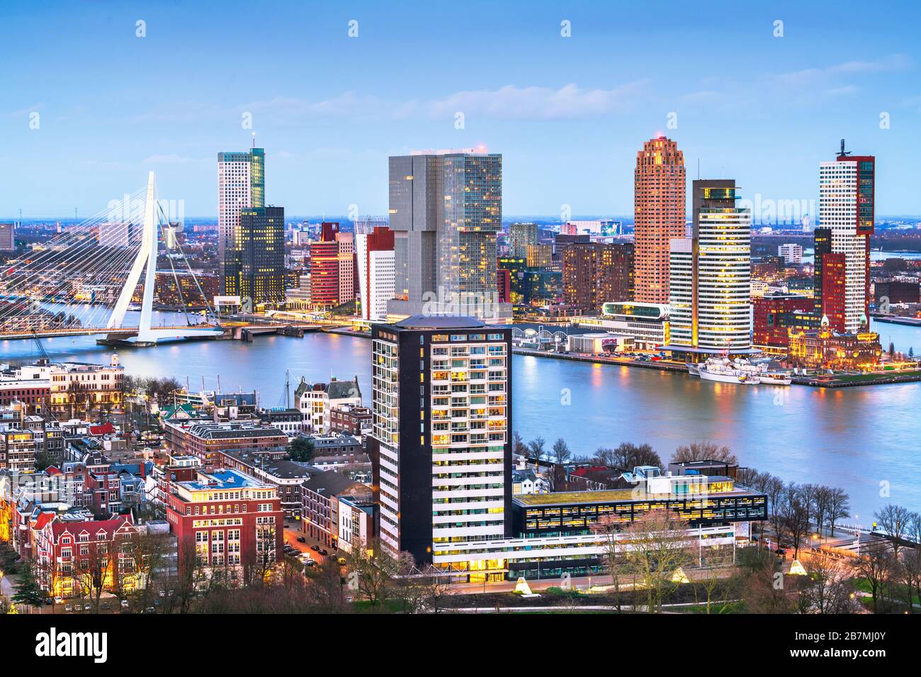 Rotterdam, Niederlande, Skyline der Stadt in der Dämmerung. Stockfoto