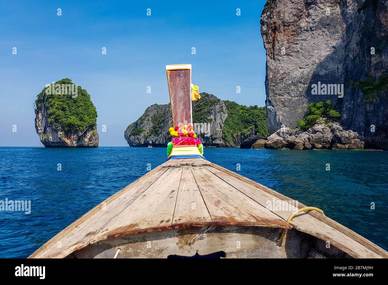 Mit dem Langboot zum Nui Rock auf Koh Phi Phi Stockfoto