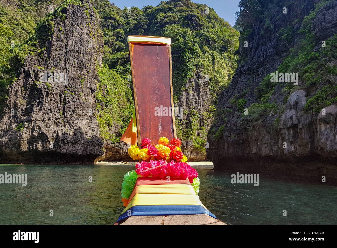 Mit dem Langboot zur Wang Long Bay auf Koh Phi Phi Stockfoto