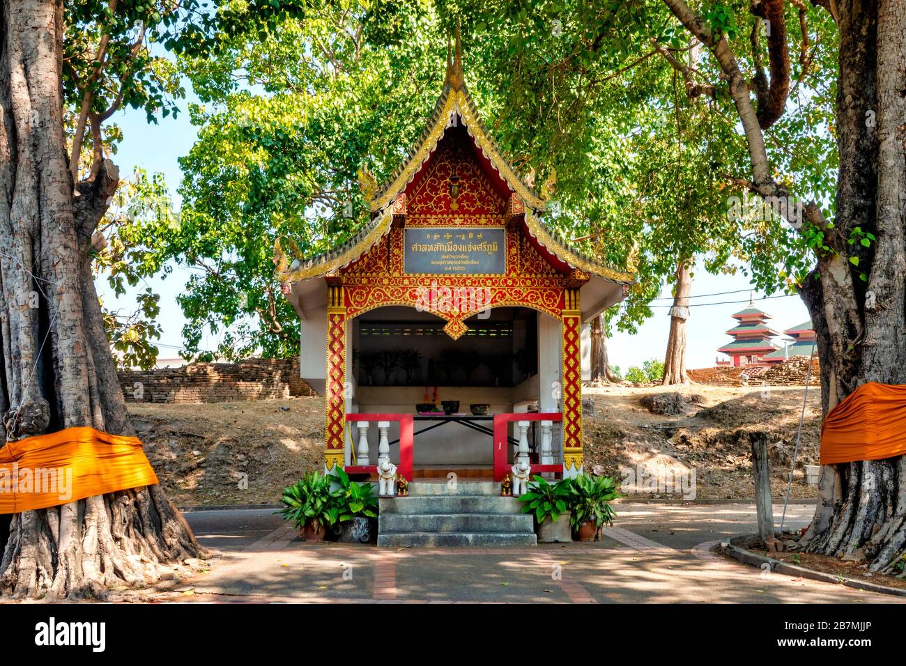 Kleiner Schrein an Thanon Mun Mueang, Chiang Mai, Thailand, Stockfoto