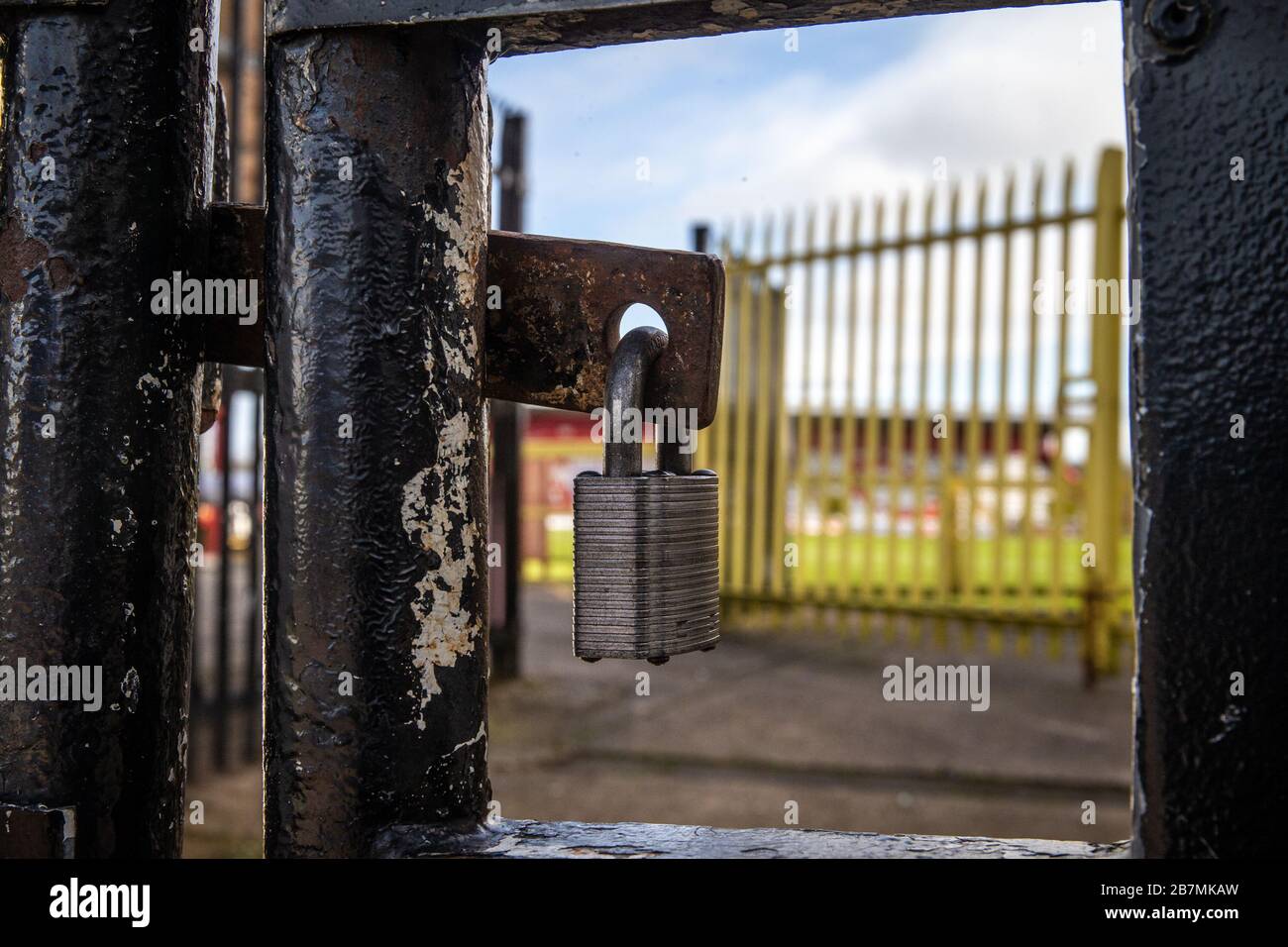 Tor im Fußballstadion von Stevenage FC, Lamex Stadium, Stevenage, Hertfordshire UK geschlossen und mit einem Vorhängeschloss während Coronavirus Pandemie geschlossen Stockfoto