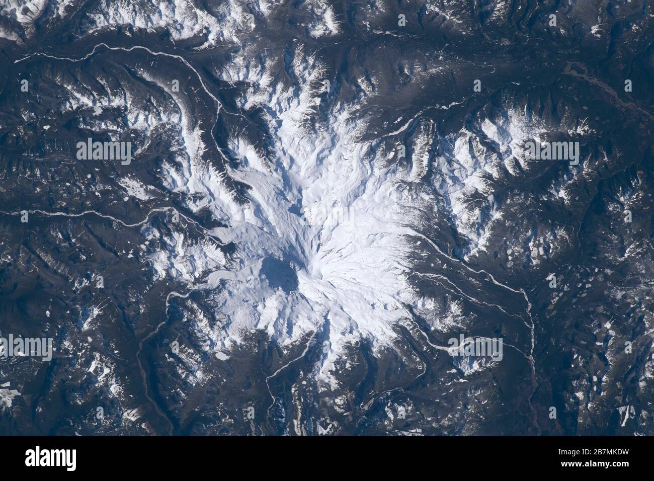 MOUNT RAINIER, USA - 19. Februar 2020 - Mount Rainier wird von der Internationalen Raumstation aus gesehen, als er 266 Meilen über Washington State USA umkreist Stockfoto