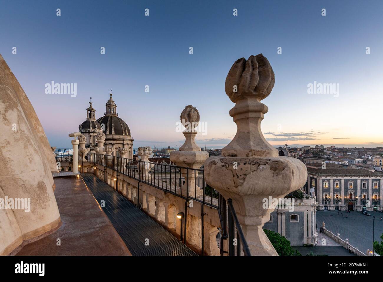 Meravigliosa immagine di Piazza duomo a catania scattata dalla cupola della Badia di Sant'Agata durante il tramonto Stockfoto