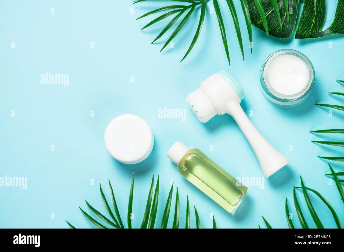 Hautpflegeprodukt auf blauem Hintergrund. Stockfoto