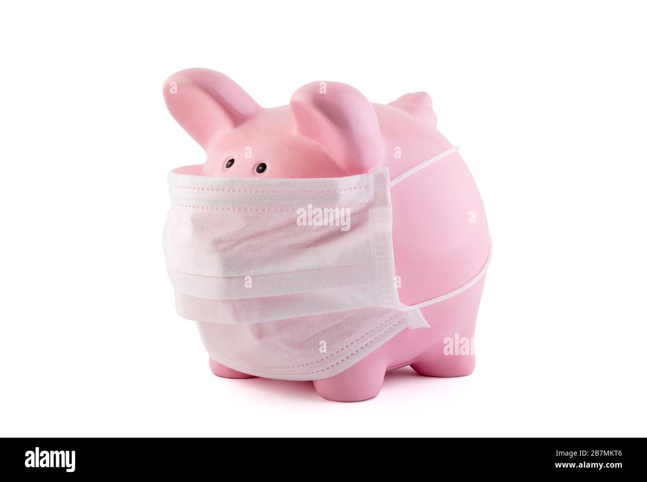 Pinkfarbene Piggy-Bank mit medizinischer Schutzmaske isoliert auf weiß mit Clipping-Pfad. Bankgeschäfte während eines Pandemiekonzepts. Stockfoto