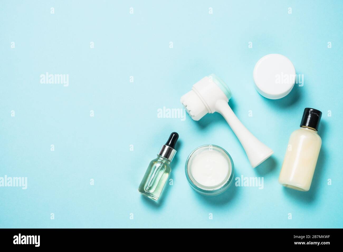 Hautpflegeprodukt auf blauem Hintergrund. Stockfoto