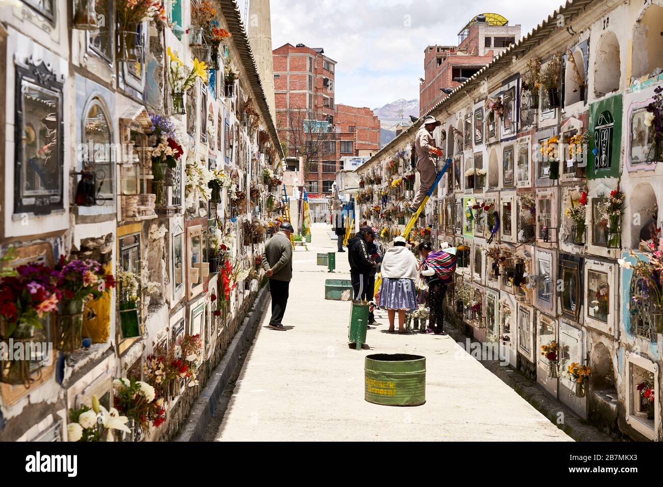 Familie besucht Grab auf dem Friedhof in La Paz Bolivien, Südamerika Stockfoto