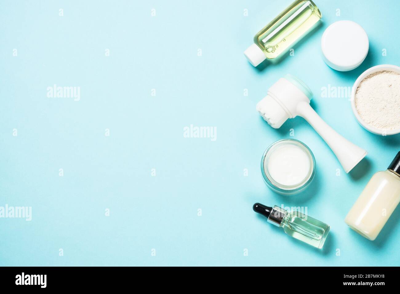 Hautpflegeprodukt auf blauem Hintergrund. Stockfoto