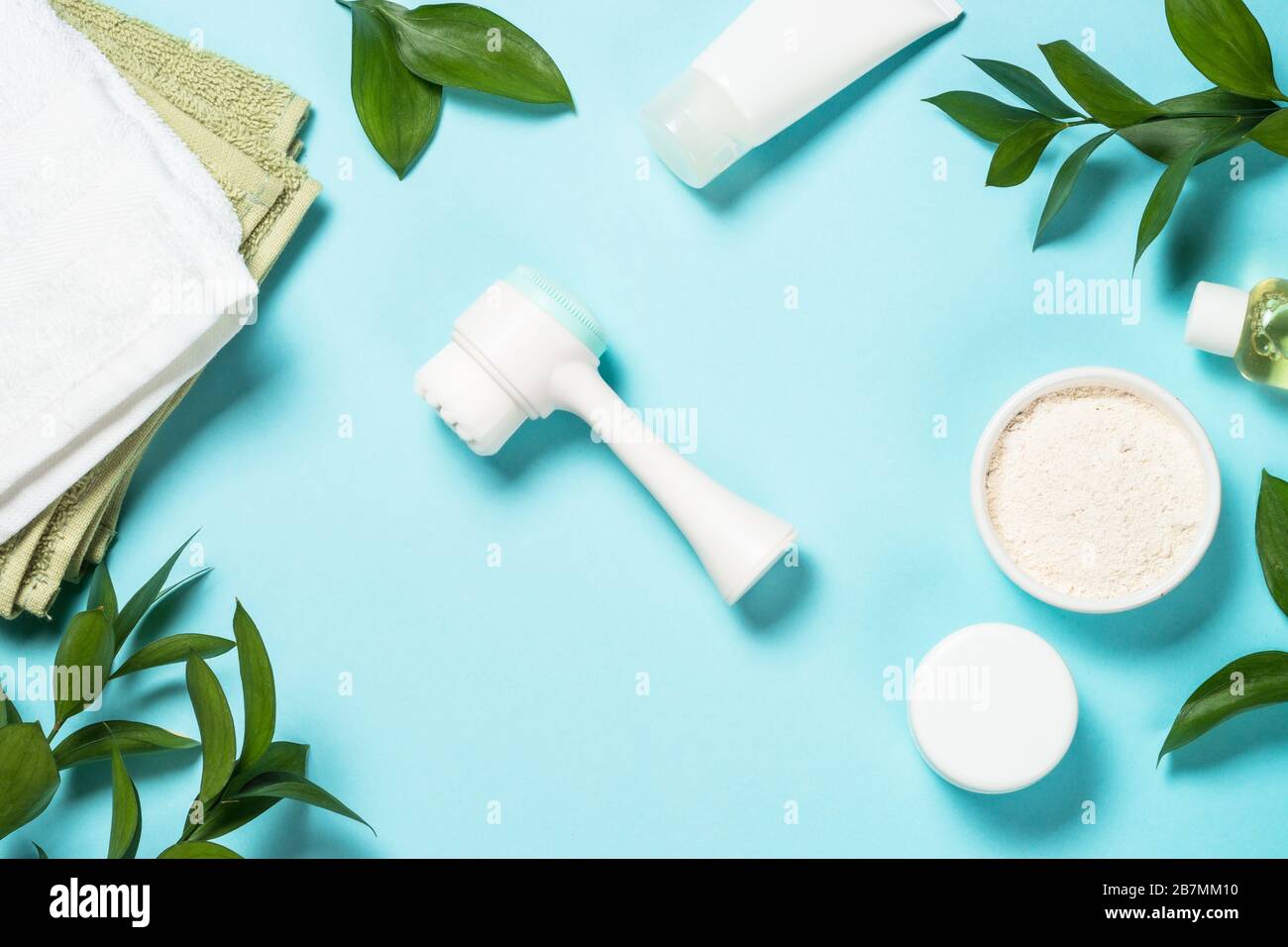 Hautpflegeprodukt auf blauem Hintergrund. Stockfoto