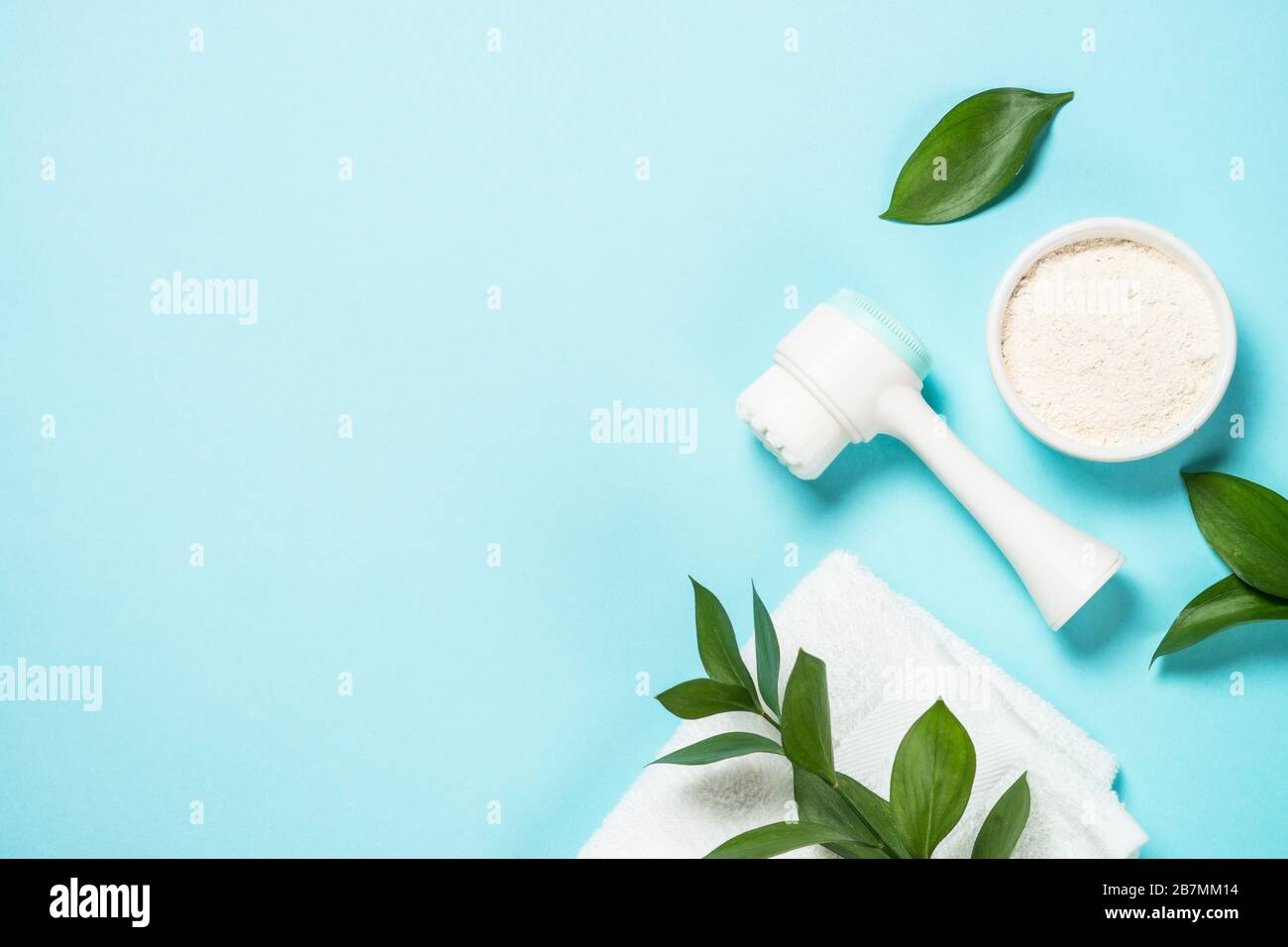 Gesichtsmassage-Bürste auf blauem Hintergrund. Stockfoto