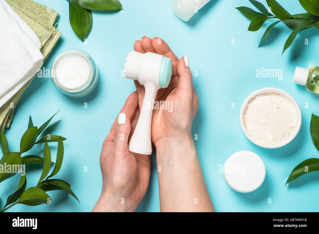 Hautpflegeprodukt auf blauem Hintergrund. Stockfoto