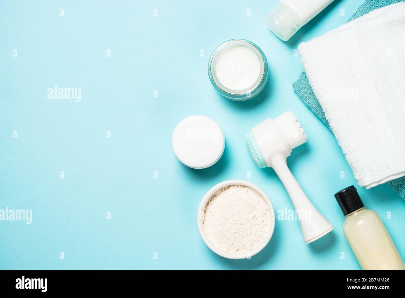 Hautpflegeprodukt auf blauem Hintergrund. Stockfoto