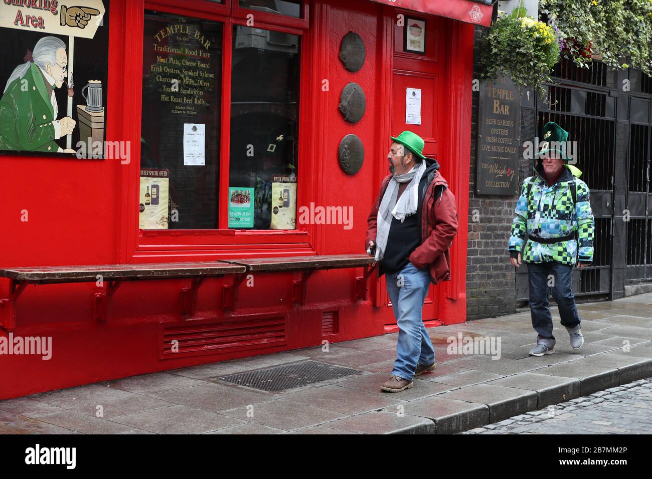 Touristen sehen sich am St. Patrick's Day aufgrund der Coronavirus-Pandemie eine geschlossene Temple Bar Pub in Dublin an. Stockfoto