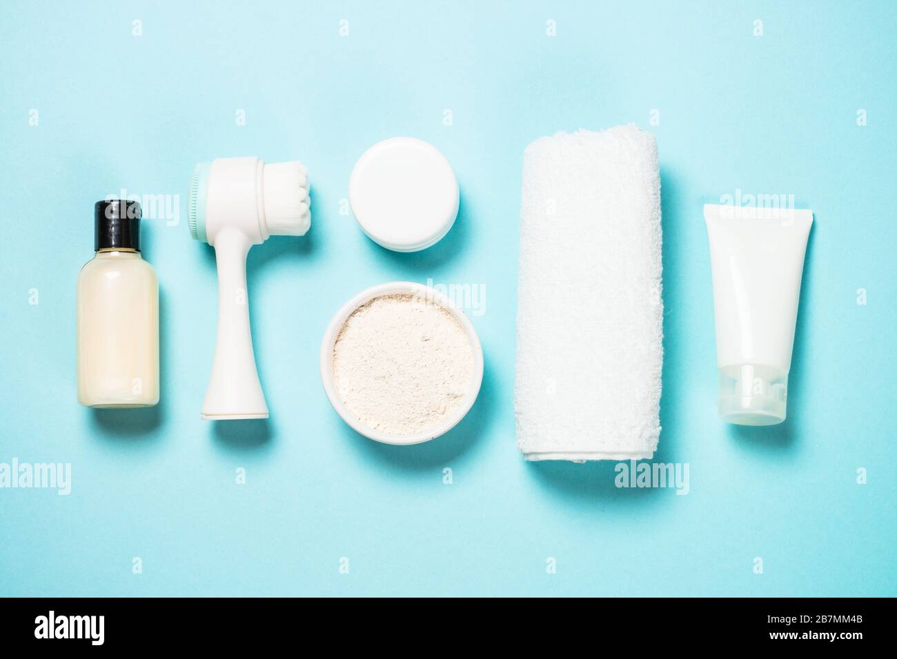 Hautpflegeprodukt auf blauem Hintergrund. Stockfoto