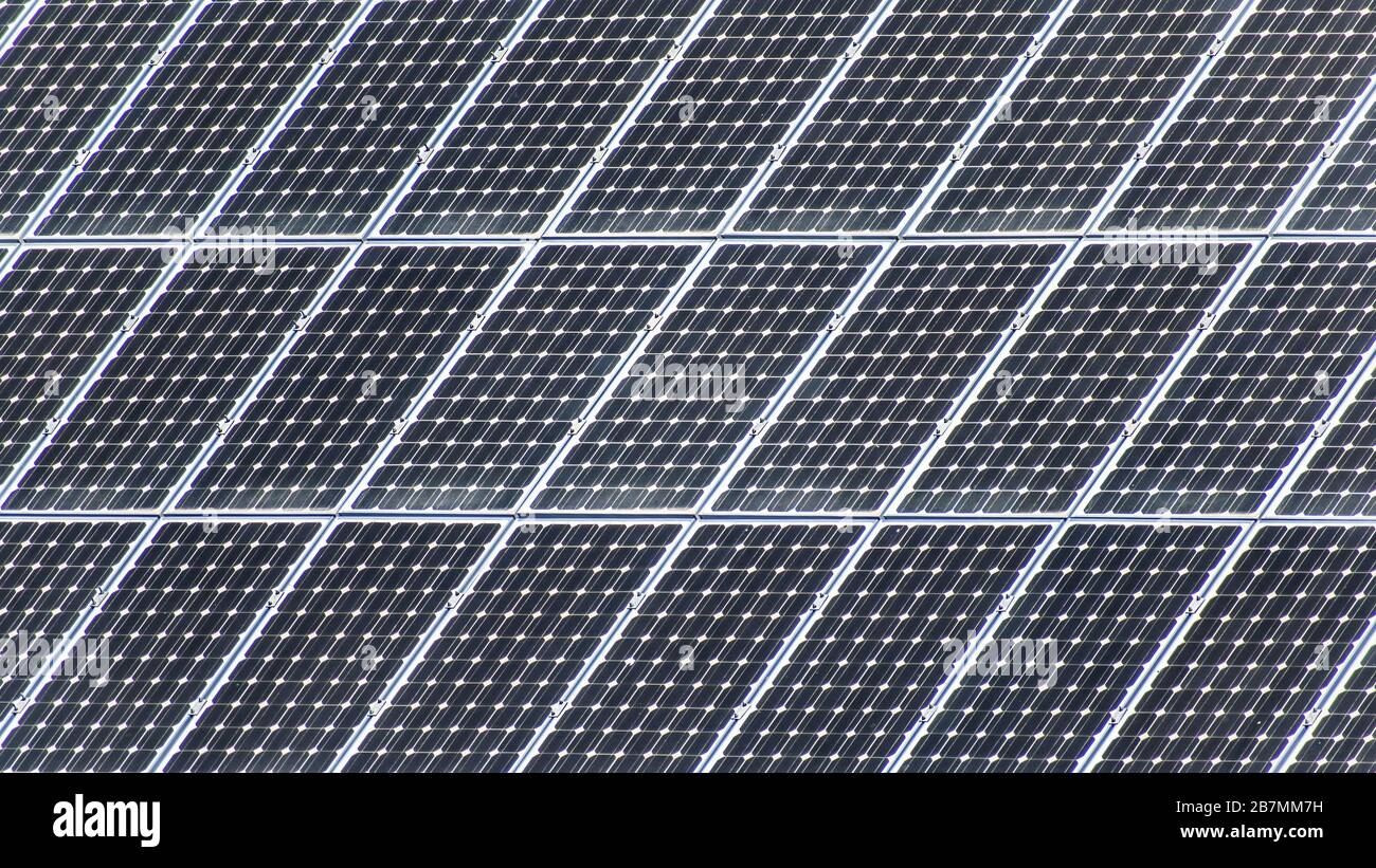 Nahaufnahme von Solarpaneelen, Fotovoltaik, alternativer Stromquelle - Konzept nachhaltiger Ressourcen in Spanien. Stockfoto