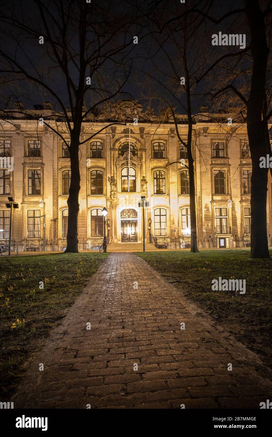 Den Haag, Niederlande - 18. Februar 2019: Den Haag, ein großes Haus im Zentrum von den Haag in der Nacht Stockfoto