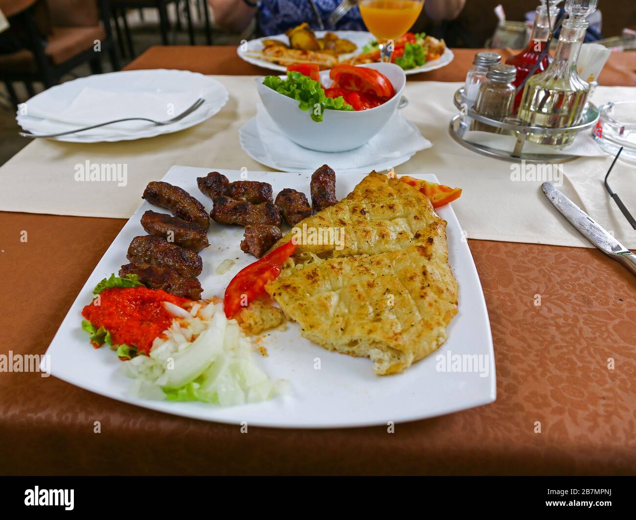 Cevapcici, ein lokales Gericht, Mostar, Bosnien und Herzegowina Stockfoto