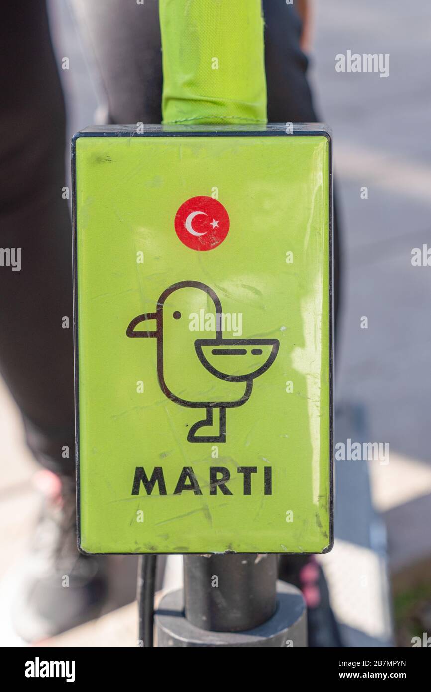 Ankara/Türkei - 07. März 2019: Elektroscooter des Logos von Marti Tech. Stockfoto