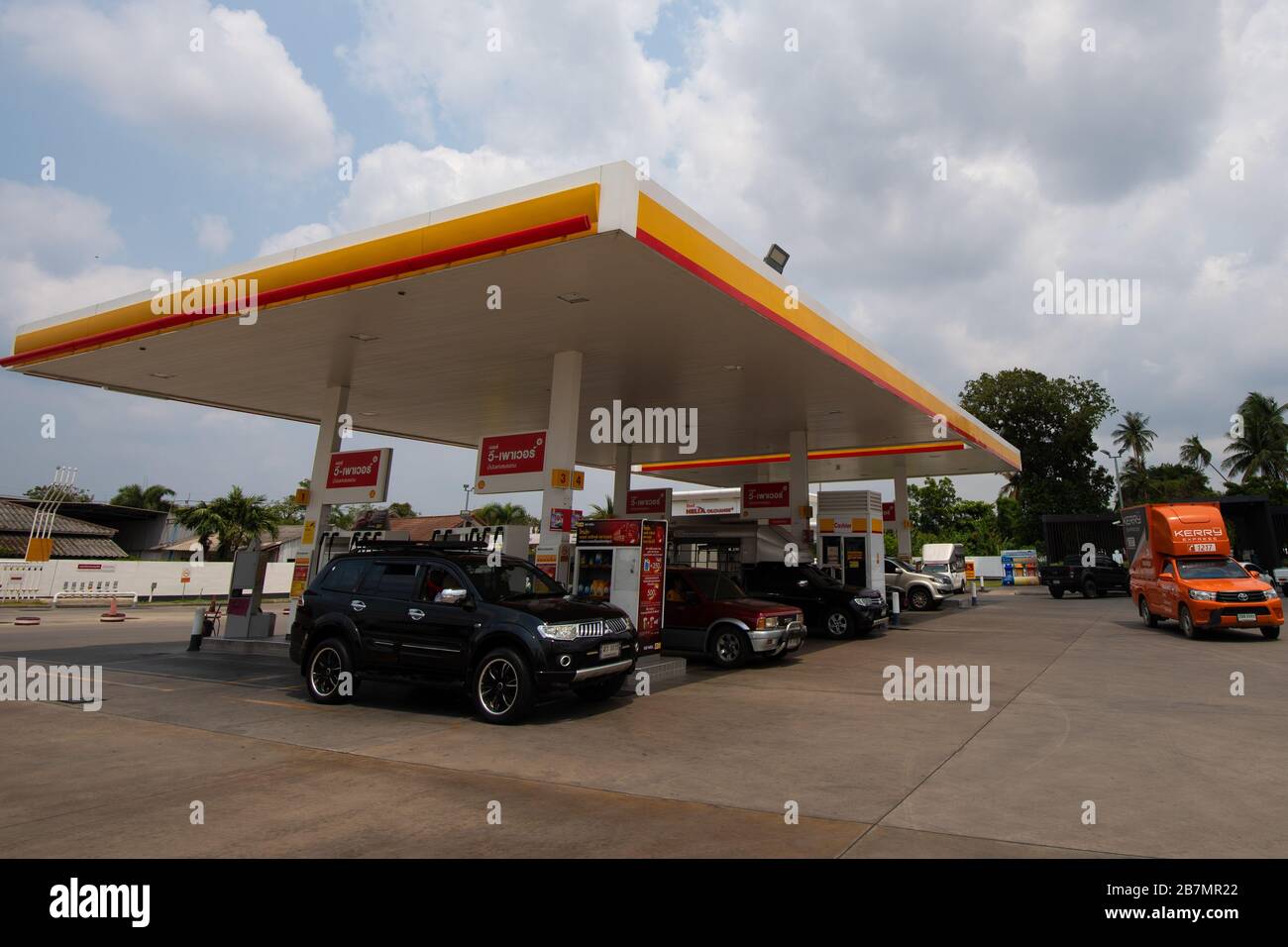 Blick auf eine Shell-Tankstelle. Die Gaspreise sinken auf den niedrigsten Punkt eines Jahres seit der Ankündigung der Preissenkung des Öls an sechs aufeinanderfolgenden Tagen vom Energieministerium in Thailand. Stockfoto