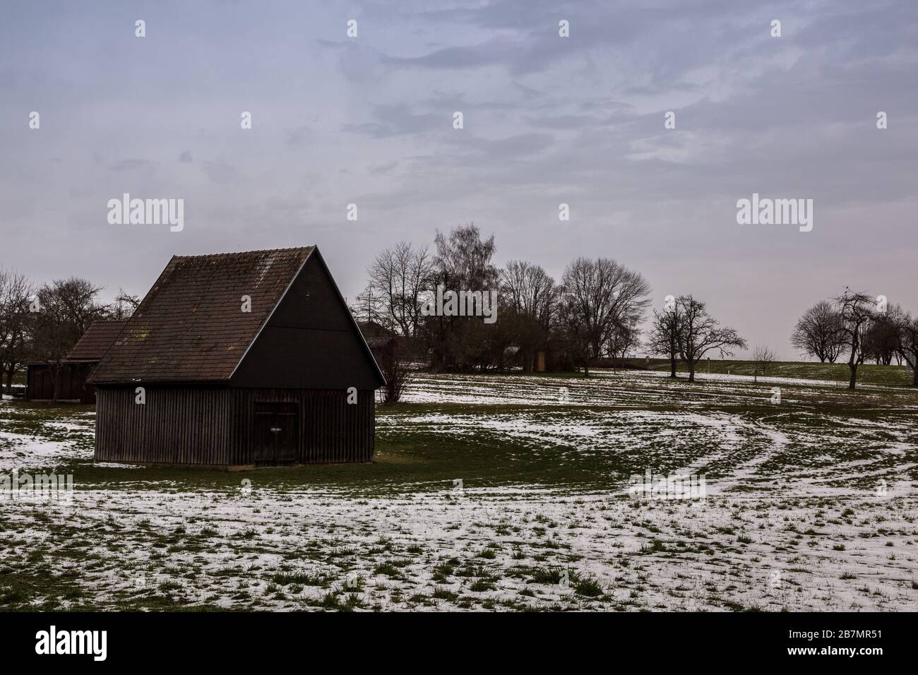 Braune Kabine auf dem eisigen Grünfeld im Winter Stockfoto