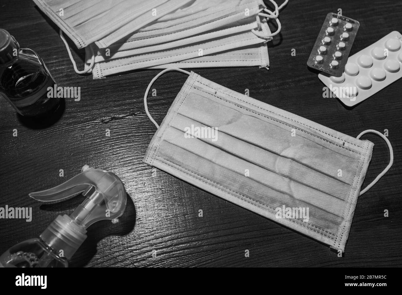 COVID-19 SARS-COV-2 Coronavirus Prävention medizinische chirurgische Masken, Händededesinfektionsgel für Handhygiene und Pillen Corona-Virusschutz. Stockfoto