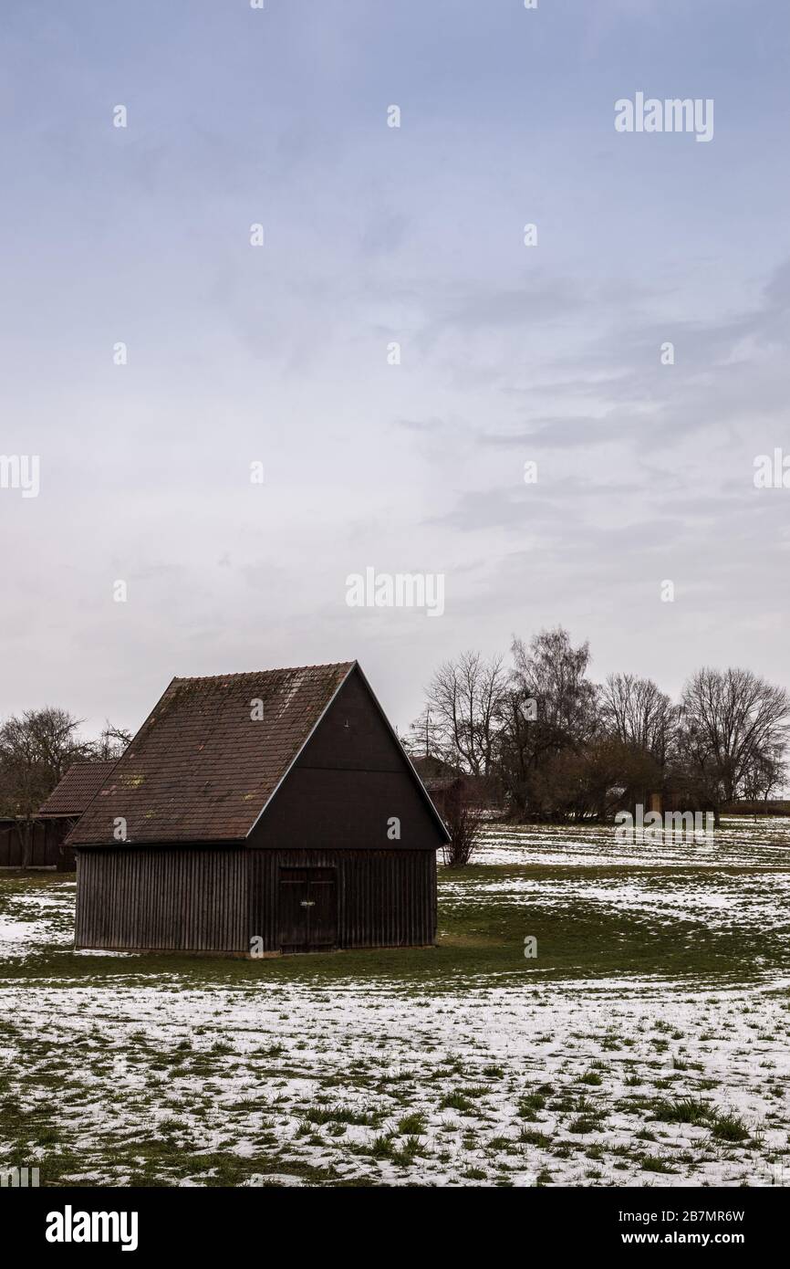Braune Kabine auf dem eisigen Grünfeld im Winter Stockfoto
