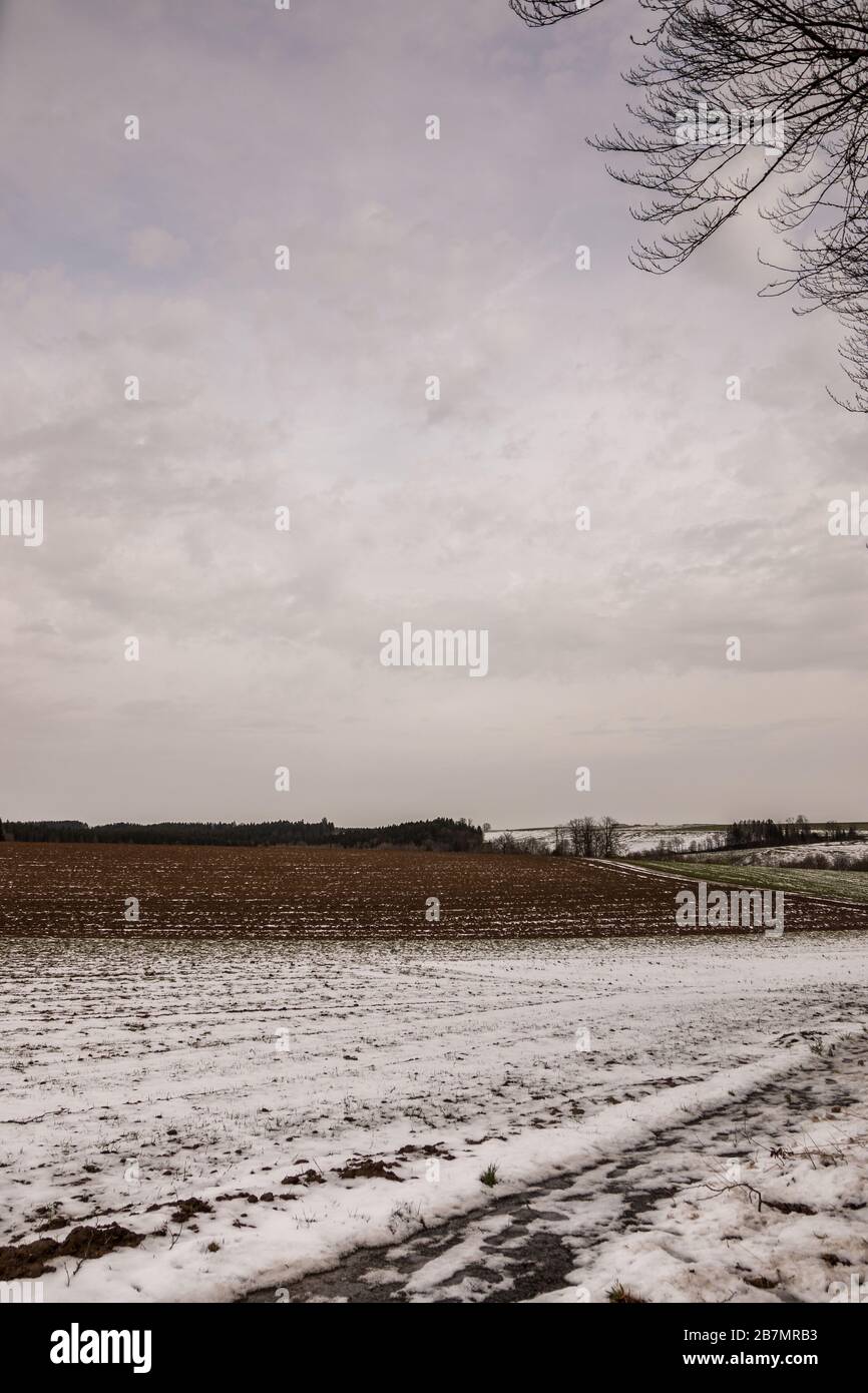 Pflug mit Eis und Schnee mitten im Winter Stockfoto