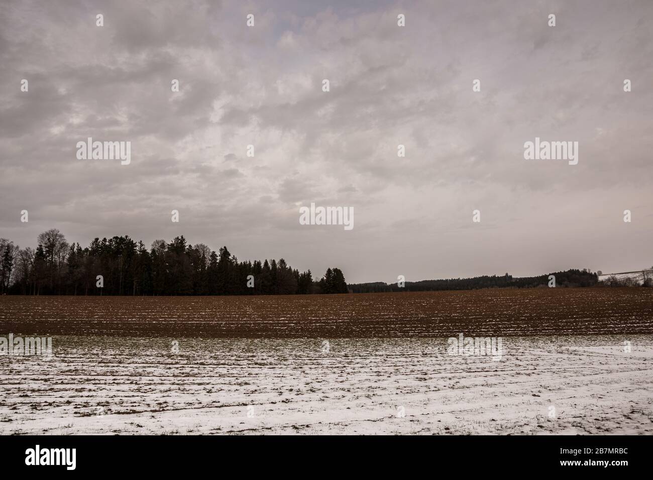 Pflug mit Eis und Schnee mitten im Winter Stockfoto