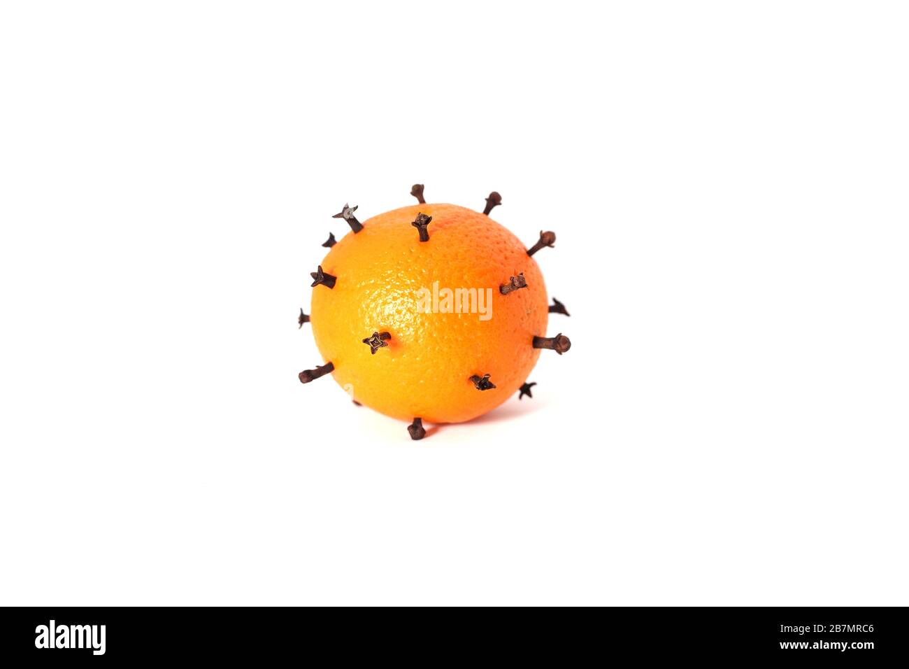 Orangefarbene Früchte stachelten mit Nelken, die wie ein Corona-Virus aussehen Stockfoto