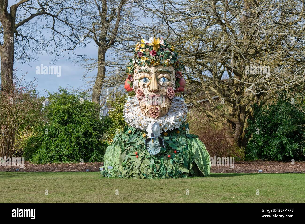 The Four Seasons Sculpture Spring von Philip Hass in RHS Wisley Gardens, Surrey, Großbritannien Stockfoto