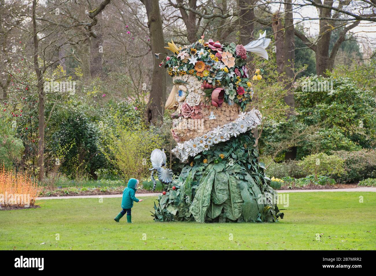 The Four Seasons Sculpture Spring von Philip Hass in RHS Wisley Gardens, Surrey, Großbritannien Stockfoto