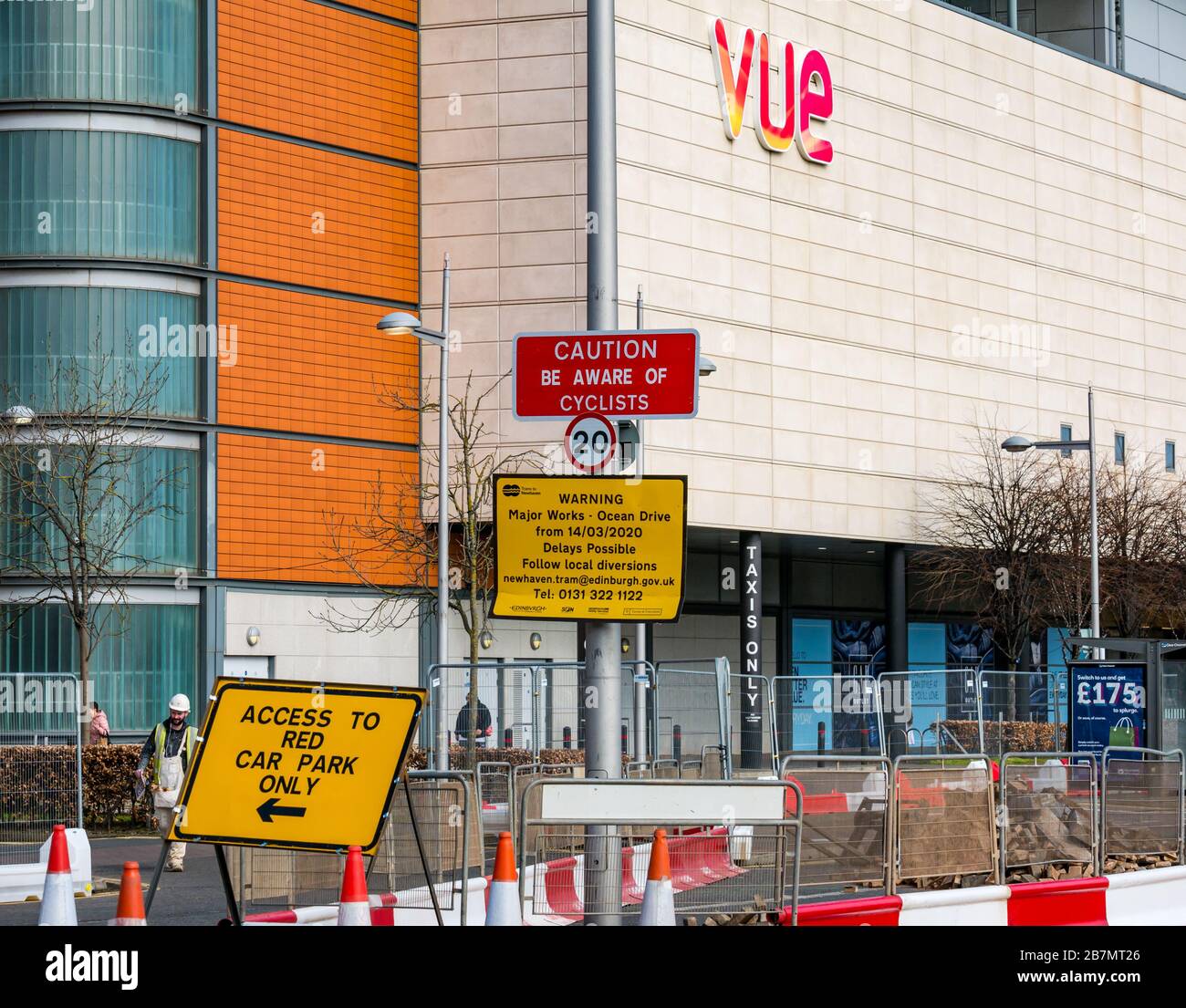 Straßenbauarbeiten aufgrund von Straßenbahnen für Newhaven, Ocean Terminal, Leith, Edinburgh, Schottland, Großbritannien mit Vue Kino-Logo Stockfoto