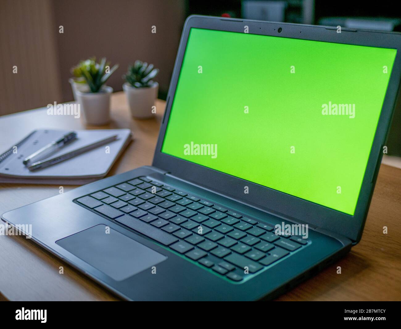 Home Office Büro Remote Desktop Greenscreen Chroma Background Notebook Chromebook Stockfoto